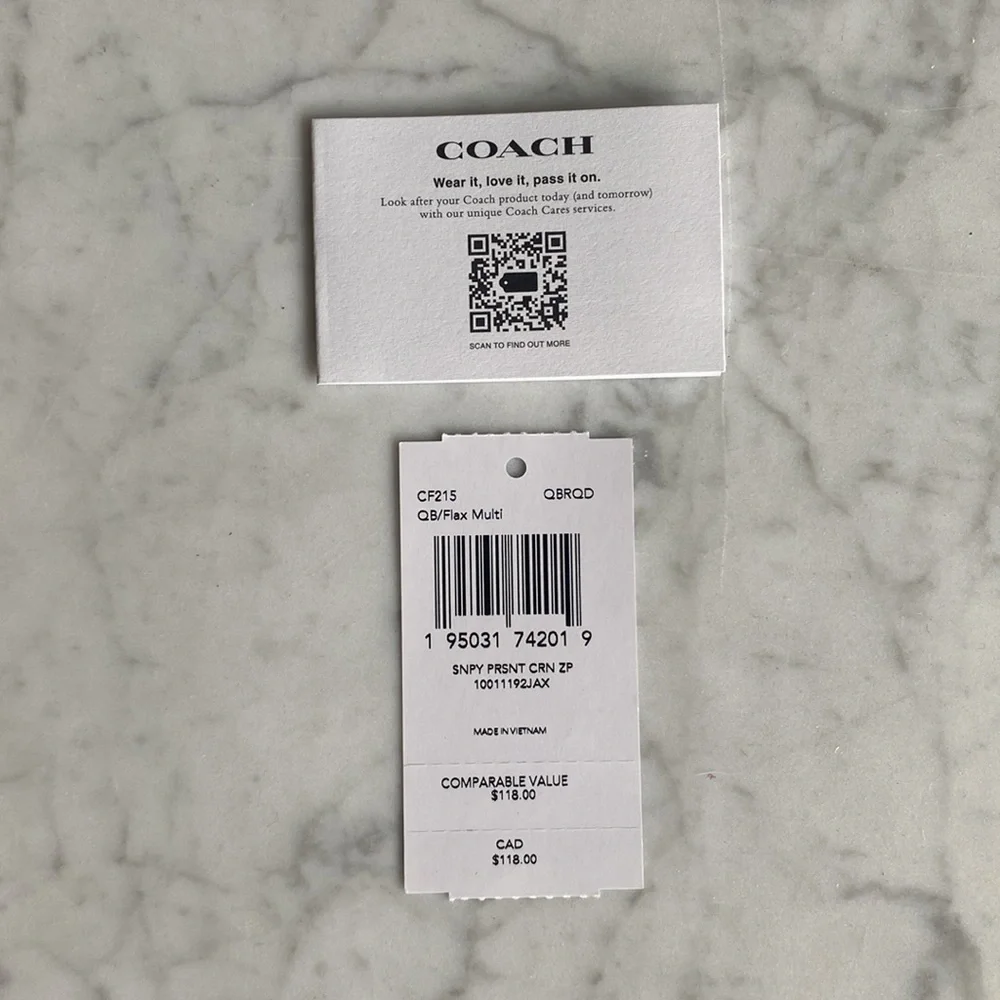 Coach x Peanuts Wristlet with Snoopy Present Motif - Picture 5 of 8